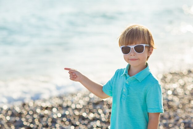 Portret van Kaukasische gelukkig babyjongen op de kust.