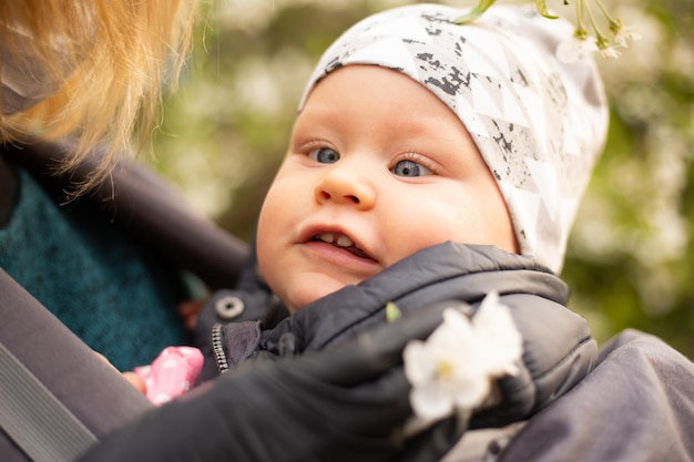 Portret van kind buiten met scheelzien ogen