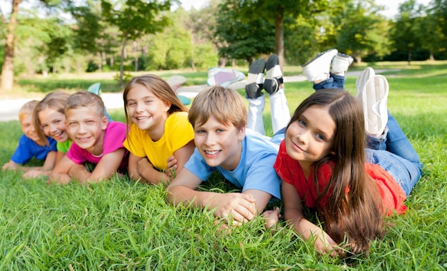 Portret van kinderen die in het park liggen