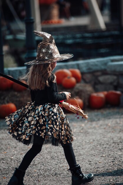 Portret van kinderen in spookachtige kostuums in de stijl van Halloween-vakantie buiten in het park