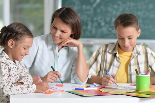 Portret van kinderen op school in de klas