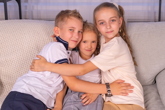 portret van kinderen samen thuis op de bank familiefoto