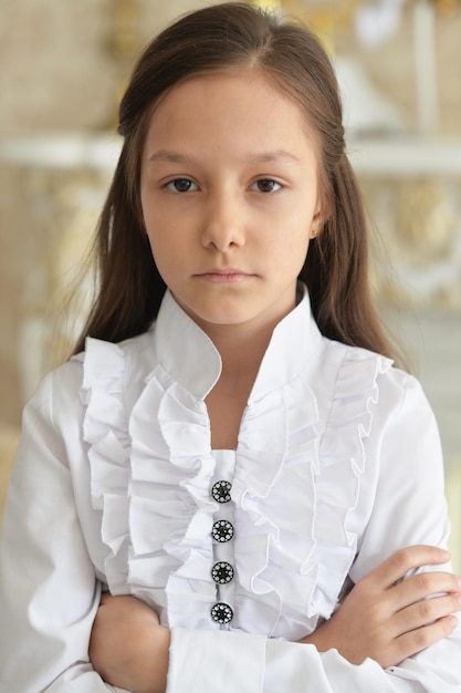 Portret van klein meisje in witte blouse poseren