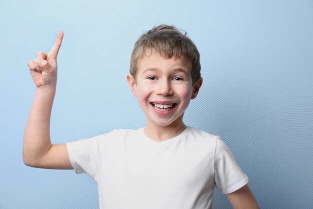 Portret van kleine jongen op lichtblauw