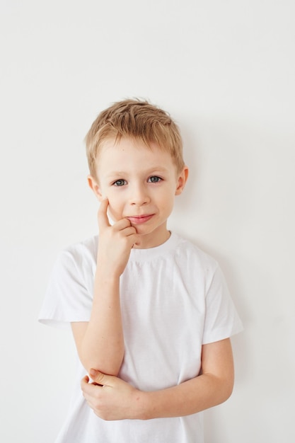 Portret van kleine jongen op witte achtergrond