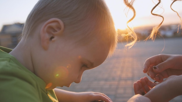 Portret van kleine jongenspeuter bij zonsondergang - telefoto-opname