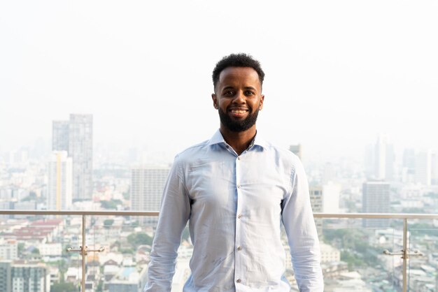 Portret van knappe Afrikaanse man