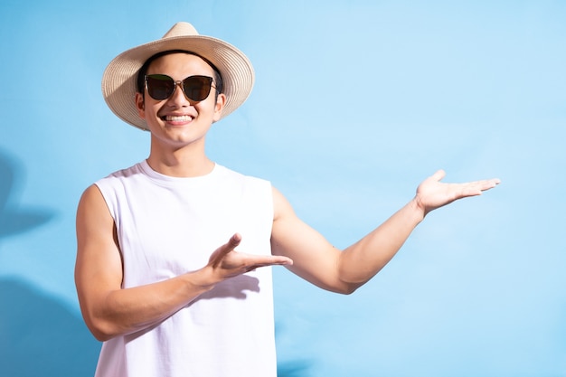 Portret van knappe Aziatische man met zonnebril, zomervakantie concept