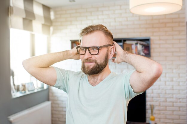 Foto portret van knappe bebaarde man thuis