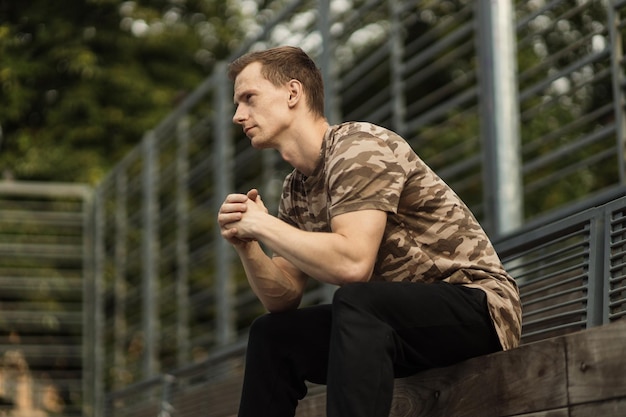 Portret van knappe blanke macho aantrekkelijke sportieve man