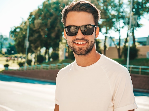 Portret van knappe glimlachende stijlvolle hipster lamberseksueel model