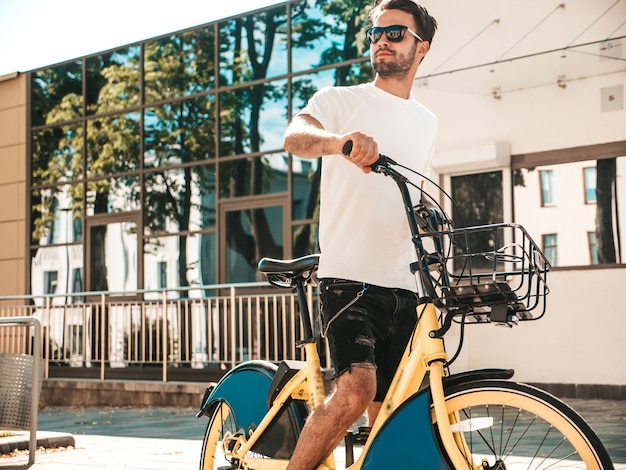 Portret van knappe glimlachende stijlvolle hipster lamberseksueel model