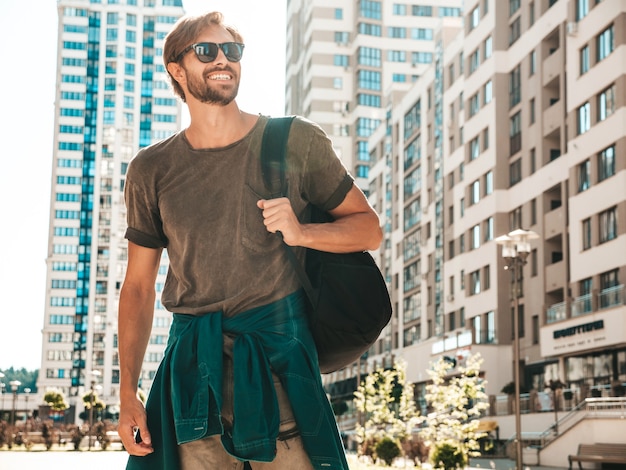 Portret van knappe glimlachende stijlvolle hipster lamberseksueel model