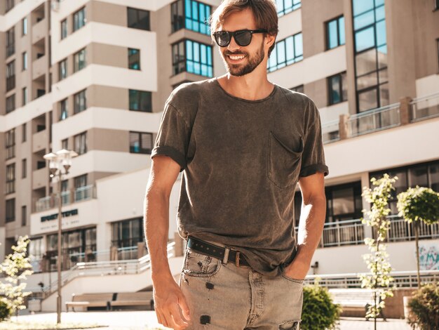 Portret van knappe glimlachende stijlvolle hipster lamberseksueel model