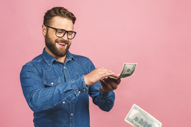 Portret van knappe jonge man met een bril met bankbiljetten