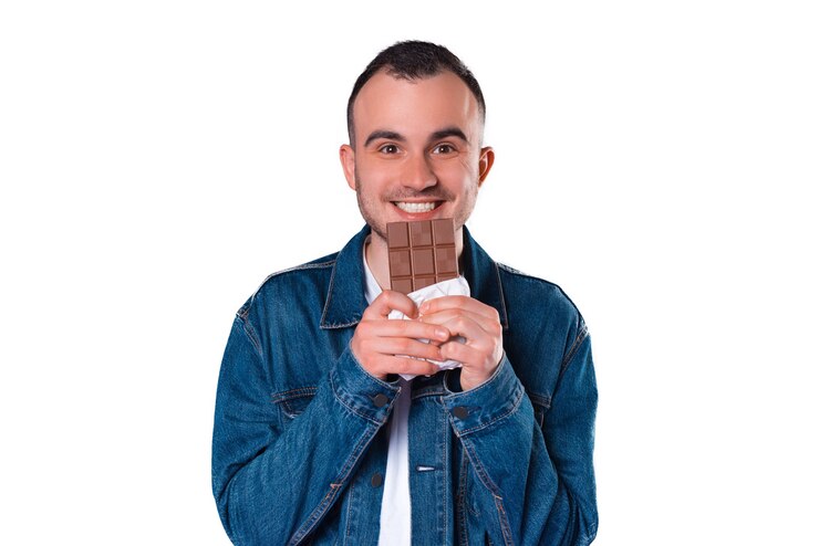 Portret van knappe jonge man met reep chocola