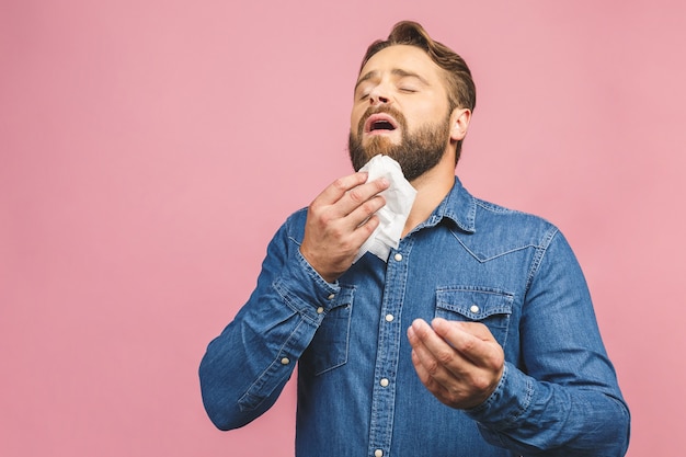 Portret van knappe jonge man ziek