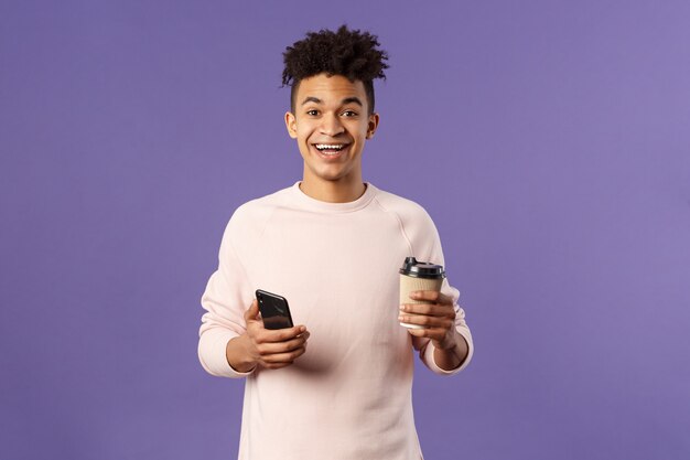 Portret van knappe jonge mannelijke student die gebaar toont.
