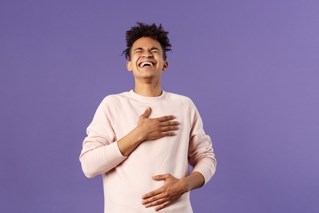 Portret van knappe jonge mannelijke student die gebaar toont.