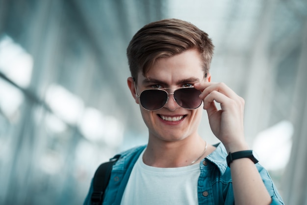 Portret van knappe jongen