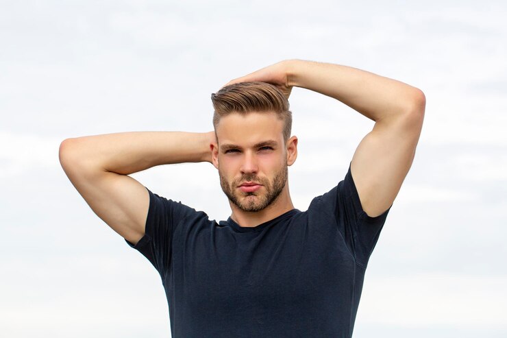 Foto portret van knappe man. homoseksuele man in modestijl. geïsoleerd. herenshampoo.
