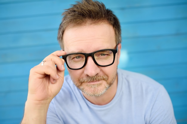 Portret van knappe man in een bril
