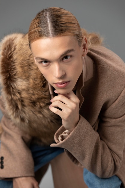 Foto portret van knappe man met lang blond haar