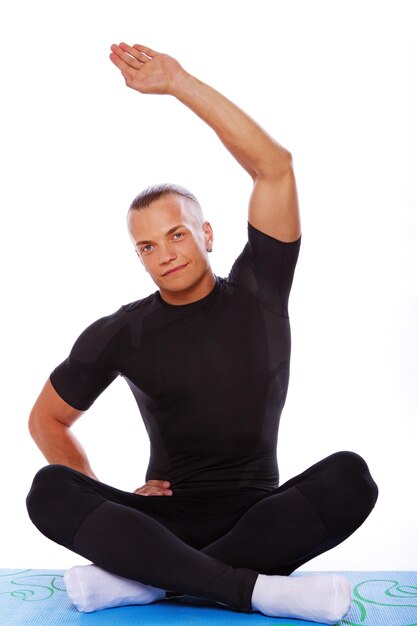 Foto portret van knappe man poseren in studio op witte achtergrond