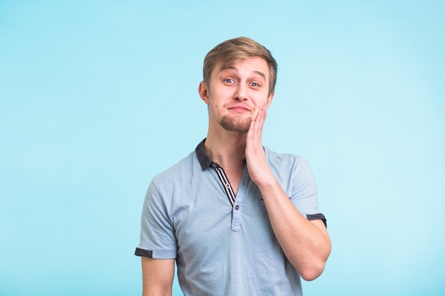 Portret van knappe man verrast over blauw