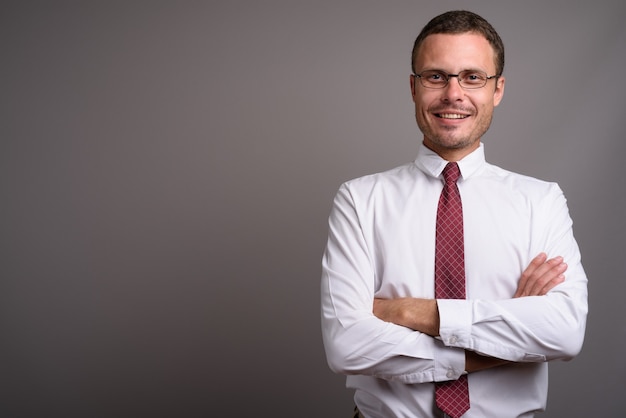 Portret van knappe zakenman op grijs