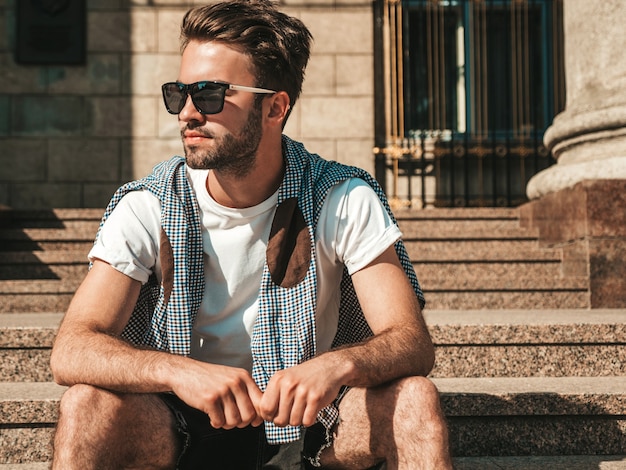 Portret van knappe zelfverzekerde stijlvolle hipster lamberseksueel model