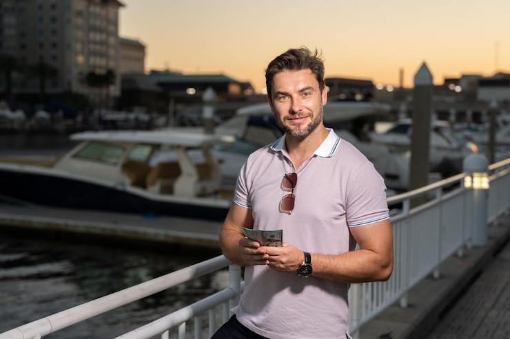 Foto portret van knappe zelfverzekerde stijlvolle man in de grote stad sexy man in casual kleding die zich voordeed op de stre
