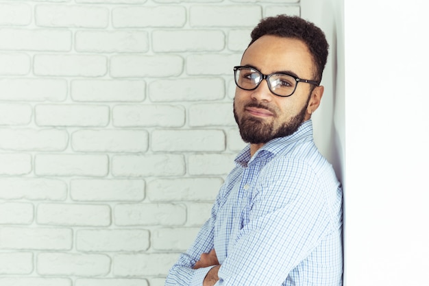 Portret van knappe zwarte Afro-Amerikaanse man