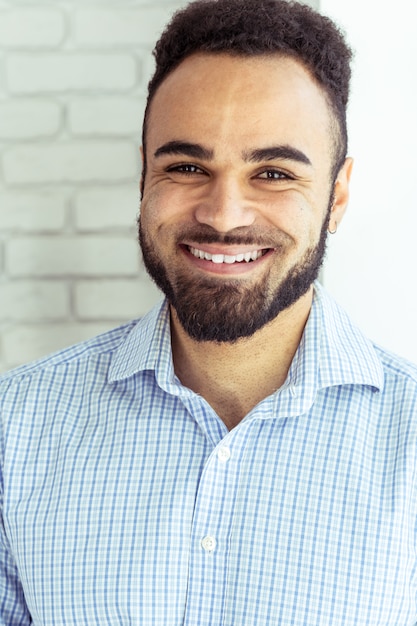 Portret van knappe zwarte Afro-Amerikaanse man