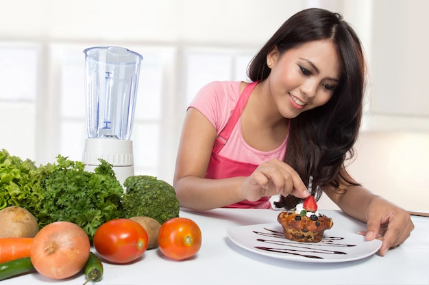 Portret van kokende vrouw in keuken