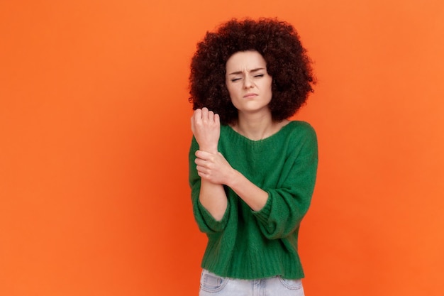 Portret van krullend meisje op oranje achtergrond