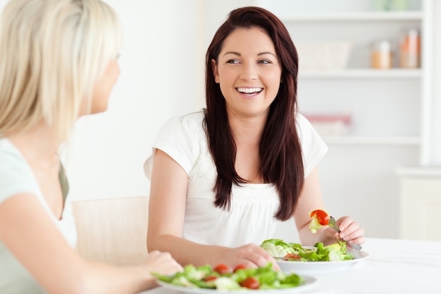 Portret van lachen Vrouwen die salade eten