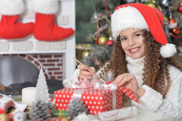 Portret van lachend meisje met kerstcadeau