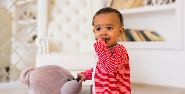 Portret van lachende gemengd ras baby thuis.