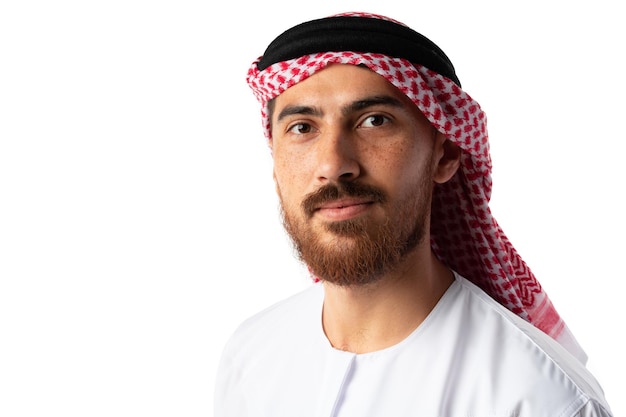 Portret van lachende jonge arabische man op witte achtergrond