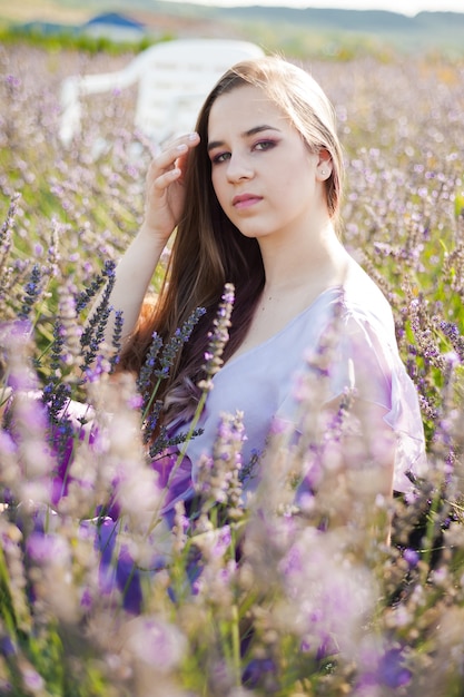 Portret van lachende jonge Europese vrouw op het lavendelveld