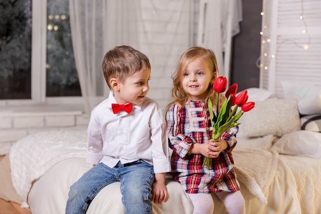 Portret van lachende jongen en schattig meisje vriendschap en liefde