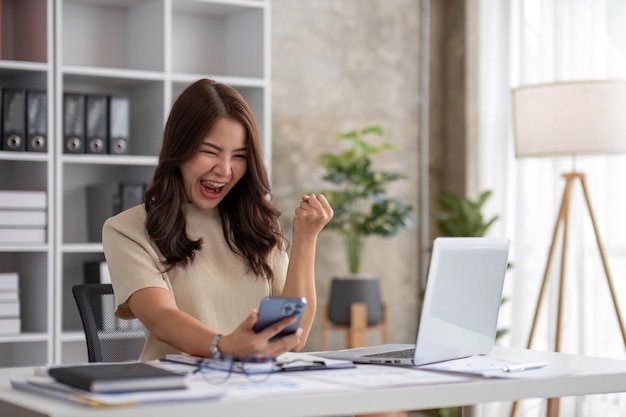 Portret van lachende mooie zakelijke aziatische vrouw die op kantoor werkt, gebruikt computer met kopieerruimte Bedrijfseigenaar mensen mkb freelance online marketing e-commerce telemarketing werk vanuit huis concept