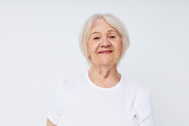 Portret van lachende oudere vrouw witte t-shirt geïsoleerde background
