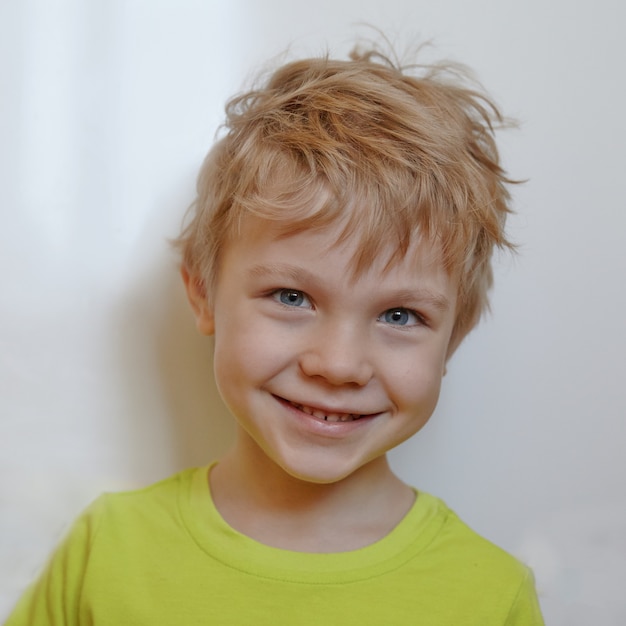 Portret van lachende schattige kleine jongen