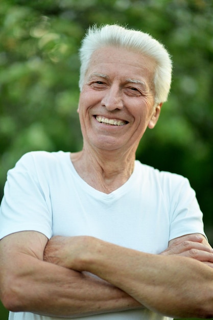 Portret van lachende senior man in park