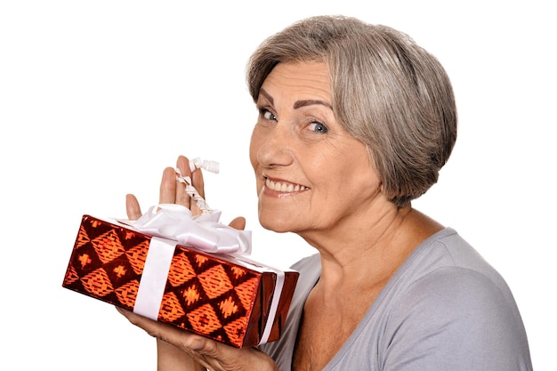 Portret van lachende senior vrouw poseren met present