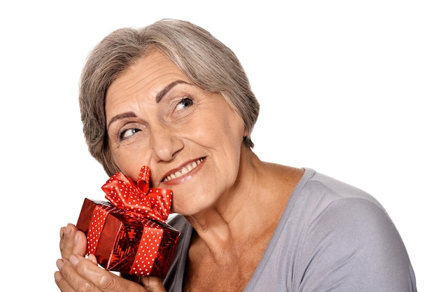 Portret van lachende senior vrouw poseren met present