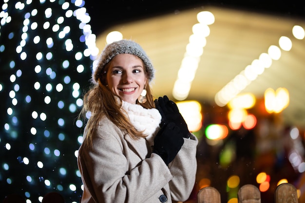 Portret van lachende tiener die winterkleren buitenshuis draagt. Kopieer-ruimte