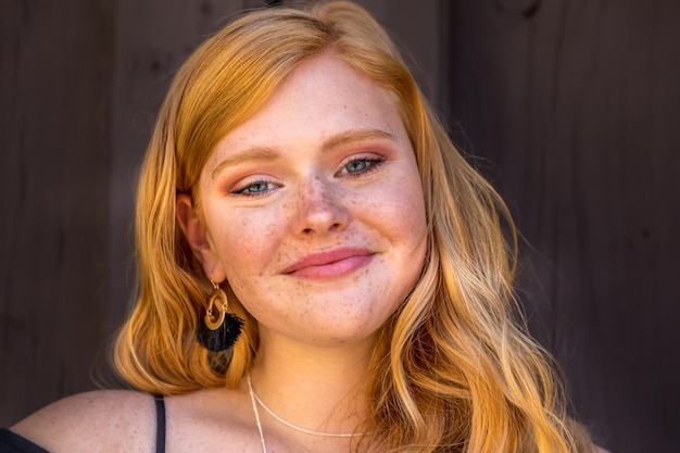 Portret van lachende tienermeisje